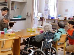 笑顔で会話する利用者の食堂