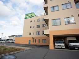 多階層建物と駐車場