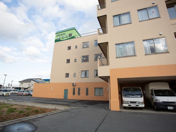 多階層建物と駐車場