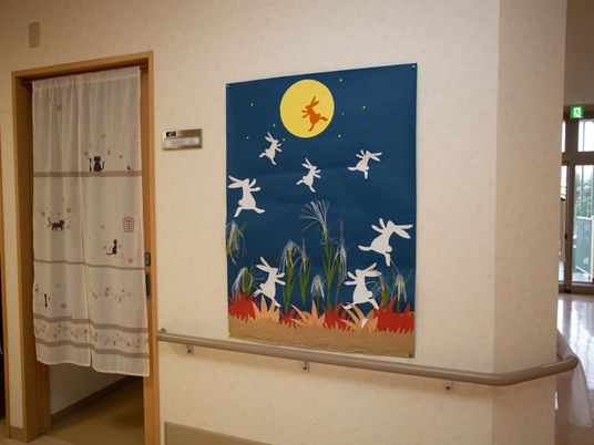 廊下の壁に掛かる絵画