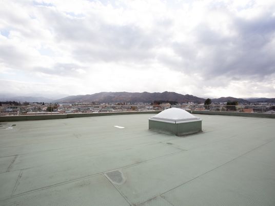 広い屋上と周囲の景色