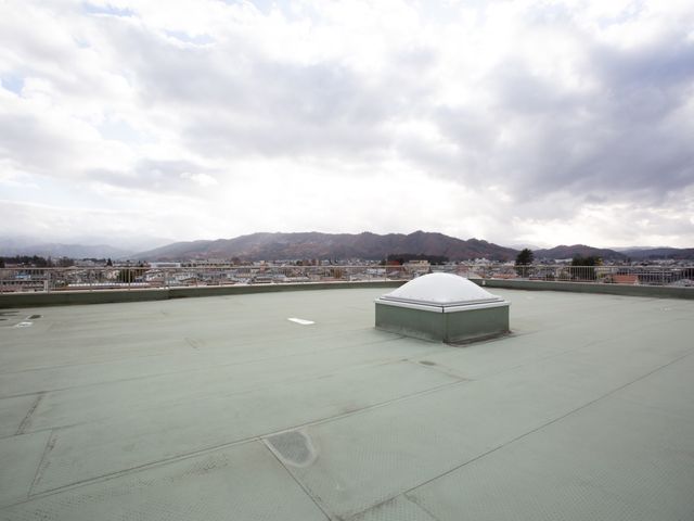 広い屋上と周囲の景色 屋上 開放感溢れる屋上からは、静かな山並みと町が一望でき、心が落ち着く空間です。