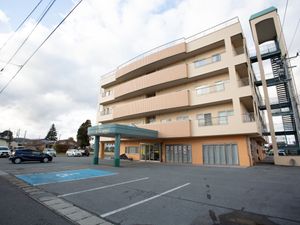 明るい色の外壁の建物
