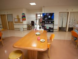 明るい居室の様子