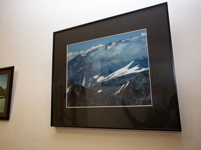壁掛けの山岳写真額 展示物 壁には心和む山岳の風景画が飾られ、訪れる人の目を楽しませています。