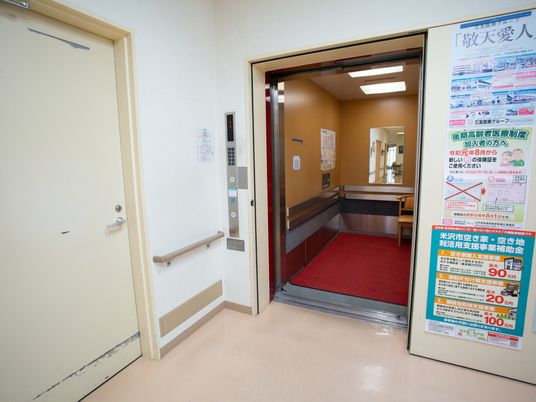 廊下とエレベーター前の空間