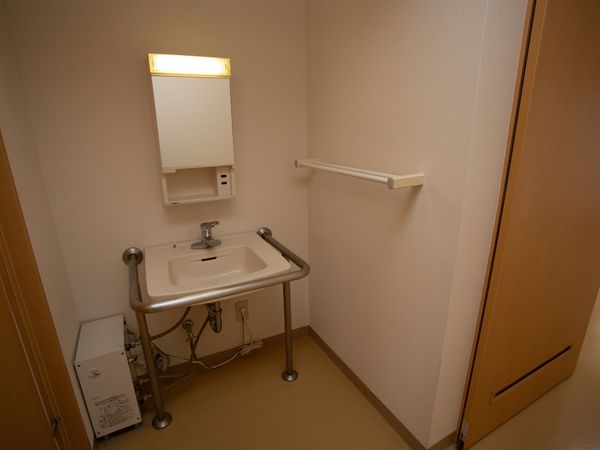 清潔な洗面台と手すり