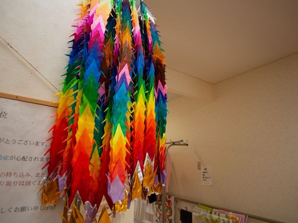 カラフルな折り鶴のモビール
