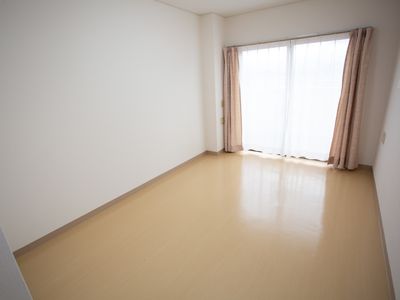 明るく広々した居室