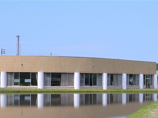 水辺に面した建物外観  