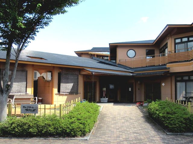 明るい庭が広がる外観 外観   緑に囲まれた落ち着いた雰囲気の施設です。広々とした導線が確保されていますので、快適にお過ごしいただけます。