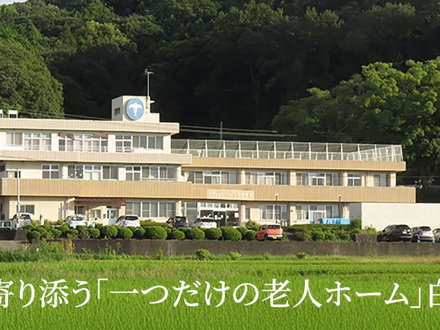 建物外観 外観   自然に囲まれた落ち着いた建物です。駐車スペースも見え、通勤時の出入りをイメージしやすいです。