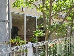 木々に囲まれた外観  