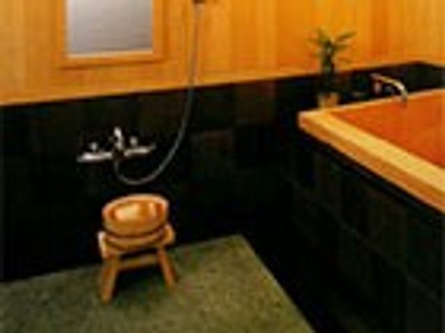 木目調の浴室