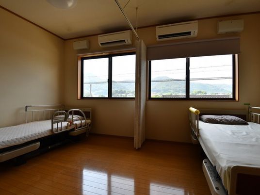 明るい居室のベッド  