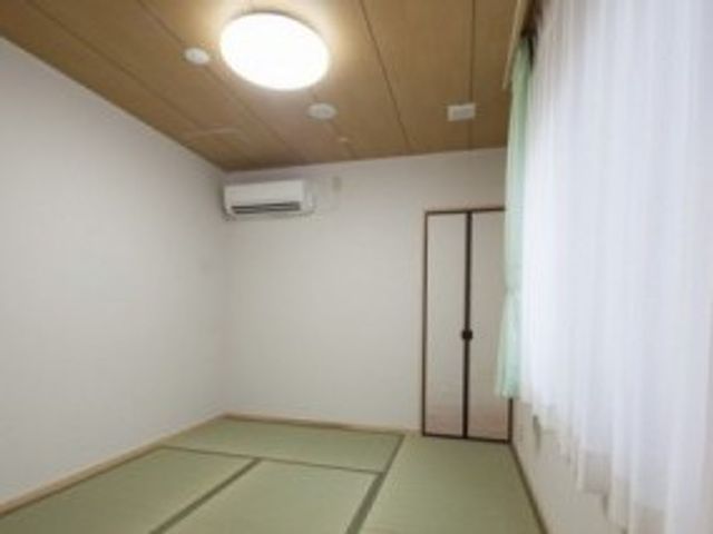 和室 和室   畳敷きの落ち着いた和室です。窓からやわらかな光が入り、静かに過ごしやすい雰囲気です。