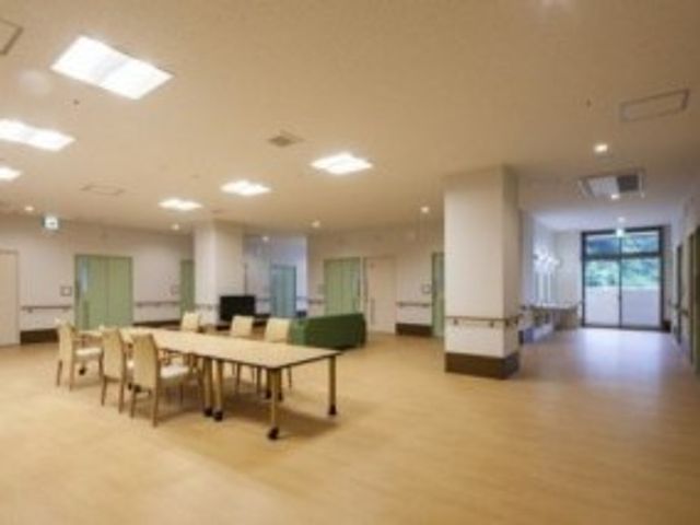広い共用スペース 内観   明るく広々とした共有スペースです。テーブルがゆったり配置され、落ち着いて過ごしやすい印象です。