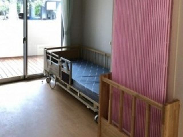 居室のベッド 居室   窓から光が入り、明るさのある居室です。ベッドまわりにゆとりがあり、動線を確保しやすい印象です。