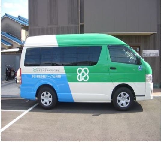 駐車場の送迎車