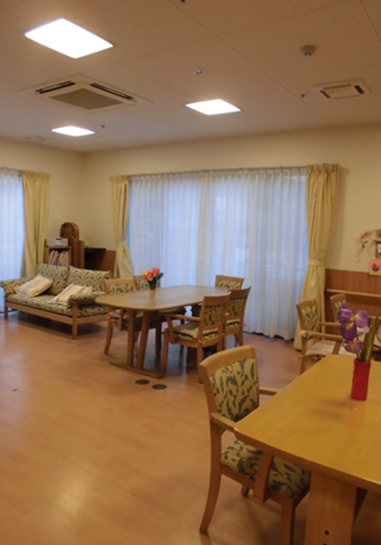 明るい共有スペースの室内