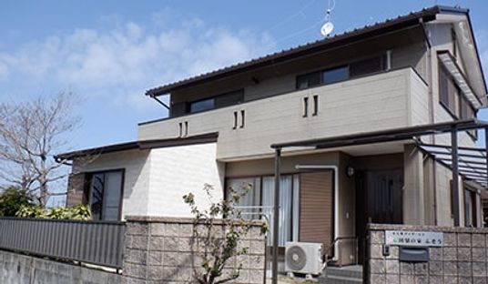 落ち着いた外観の建物