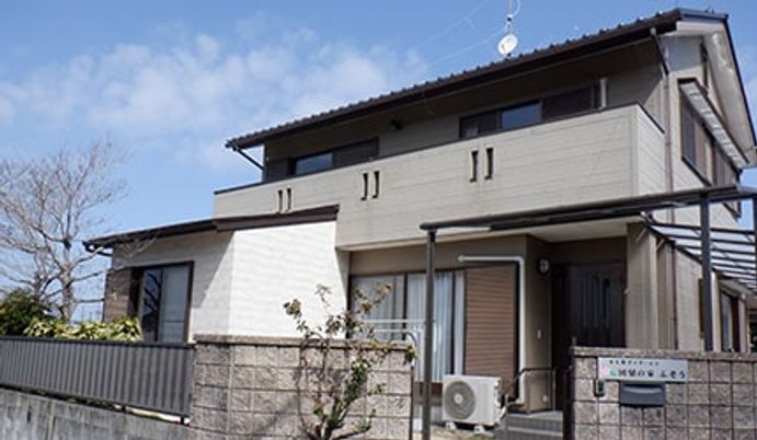 落ち着いた外観の建物