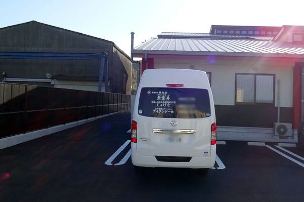 送迎車が停まる場所