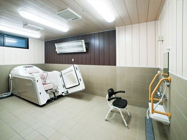 個浴の浴室 浴室   機械浴槽が備わった明るい浴室です。車椅子の方も使いやすい手すりがあり、介助しやすい環境です。