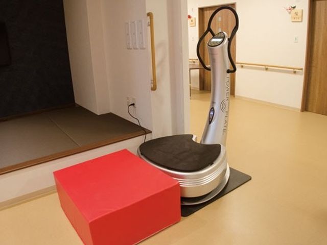 機能訓練室の運動機器 機能訓練室   明るい通路沿いに、運動機器と踏み台が配置されています。日々の体力づくりを支える環境が整っています。
