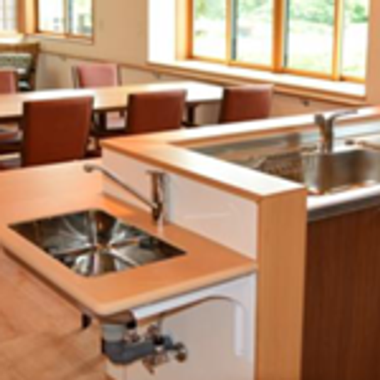 明るい食事スペース