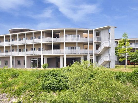 緑に囲まれた建物外観  