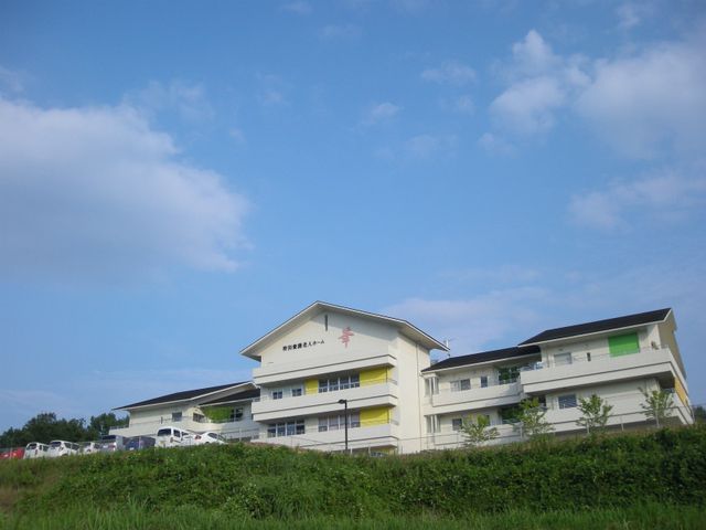 広々とした外観