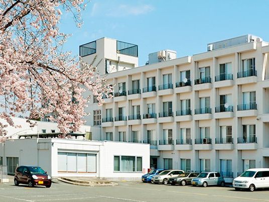 桜と建物外観  