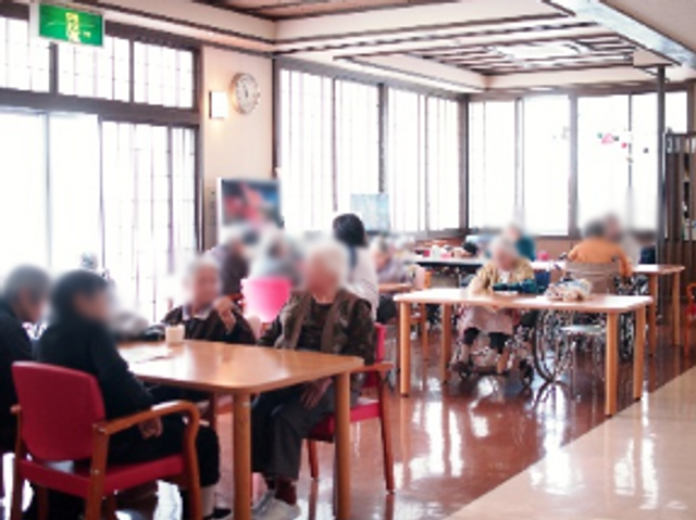 広々としたラウンジ ラウンジ 広々とした空間で、車椅子の方も会話を楽しんでいます。自然光が入る明るい場所です。