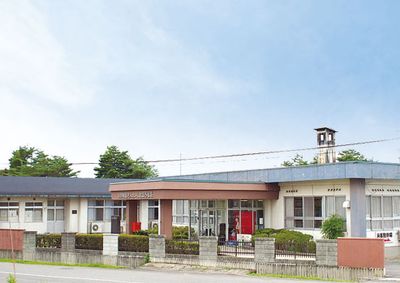 施設の広々とした外観