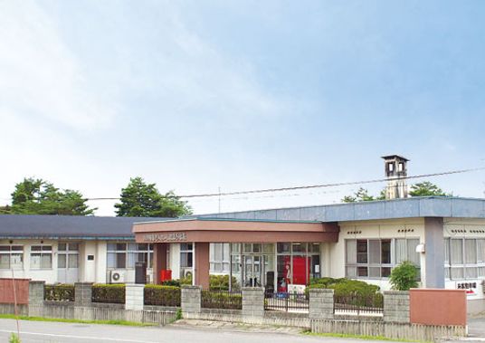 施設の広々とした外観
