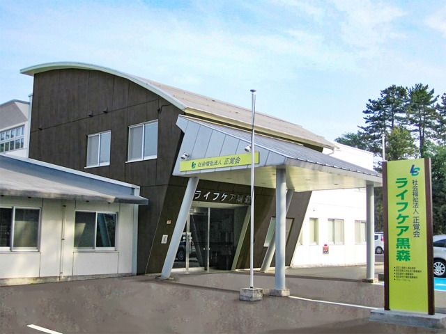 ゆったりとしたエントランス エントランス ゆとりある入口は、訪れる方々を温かく迎えます。清潔感のある建物が、新たな生活のスタートを象徴しています。