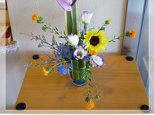 花が飾られたテーブルのあるロビー  