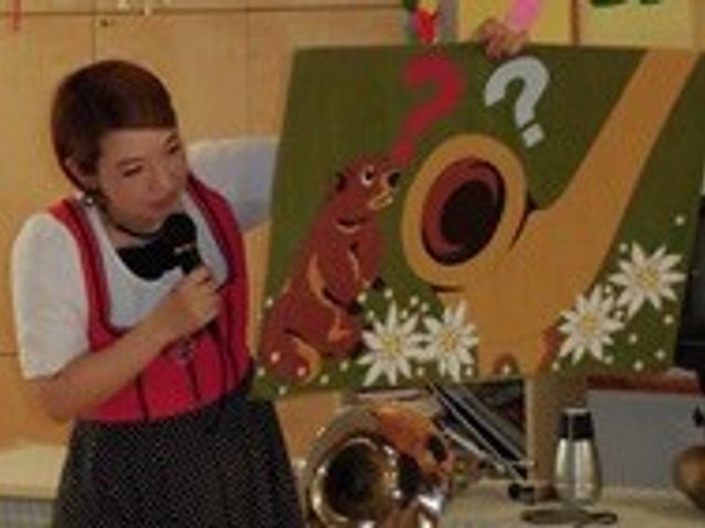 イベントの様子 多目的室 絵本の朗読イベントの様子です。高齢者の皆さんも楽しめる和やかな時間を提供しています。