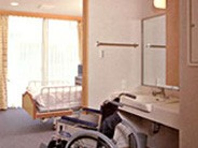 明るい居室 居室 大きな窓から自然光が差し込み、快適な空間が広がっています。車椅子も使いやすい設計です。