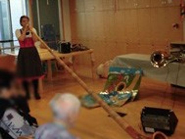 演奏が行われる部屋 多目的室 様々なイベントが開催される広い多目的室です。楽器の演奏が行われる場面もあり、活気に満ちています。