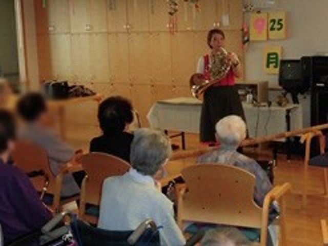 音楽を楽しむ多目的室 多目的室   楽器演奏が行われ、利用者さんがリラックスして楽しんでいる空間です。和やかな雰囲気が広がっています。
