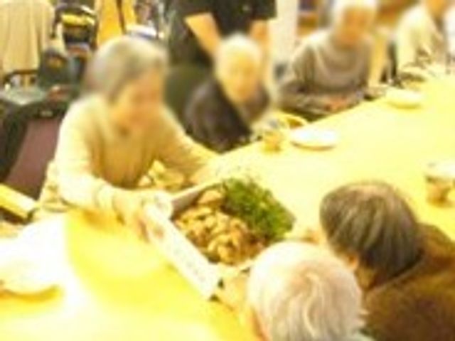 共用スペースの様子 ダイニングルーム 和やかな雰囲気の中、入居者同士の交流の場となっています。自然なコミュニケーションが可能です。