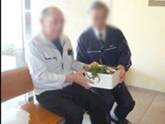 ベンチで話す二人 休憩室 柔らかな雰囲気で、互いに交流できる空間が作られています。温かみのある休憩室です。