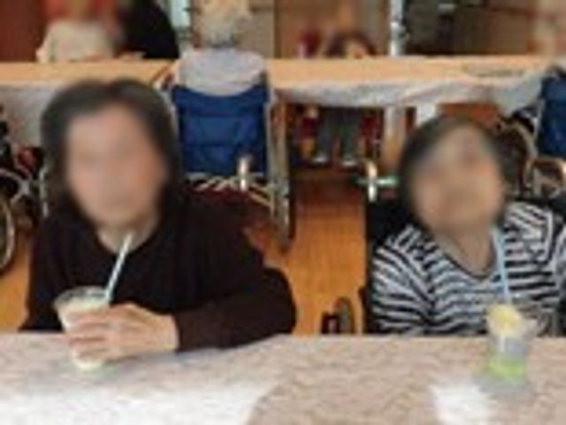 飲み物を楽しむ様子 ダイニングルーム 利用者の方々がリラックスして飲み物を楽しまれています。温かい雰囲気の中で会話も弾みます。