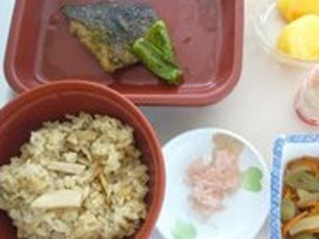 健康的な食事の例 食堂 バランスの取れた献立で、食事を楽しむ時間が提供されます。