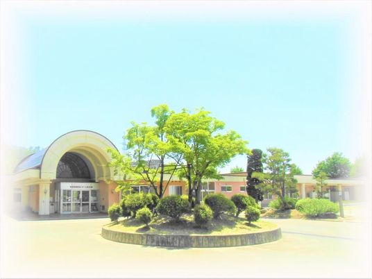 施設の正面外観  