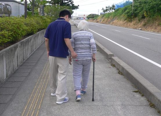 散歩するスタッフと利用者の様子