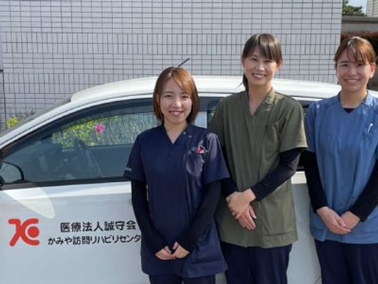 スタッフが並ぶ外観  