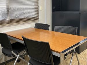 打合せ用の机がある部屋  